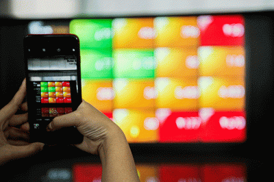 Layar menampilkan pergerakan Indeks Harga Saham Gabungan (IHSG) di gedung Bursa Efek Indonesia, Jakarta Selatan, Senin (18/4/2022).