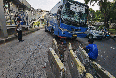 Bus angkutan umum jurusan cileungsi - Kalideres mengalami kecelakaan dengan bus transjakarta di Halte Jalan S parman, Jakarta Barat, Minggu, (17/4/2022).