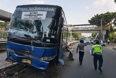 Bus angkutan umum jurusan cileungsi - Kalideres mengalami kecelakaan dengan bus transjakarta di Halte Jalan S parman, Jakarta Barat, Minggu, (17/4/2022).