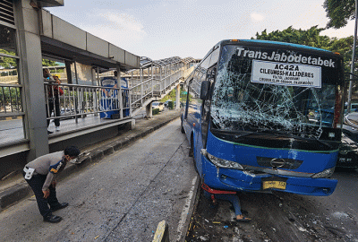 Bus angkutan umum jurusan cileungsi - Kalideres mengalami kecelakaan dengan bus transjakarta di Halte Jalan S parman, Jakarta Barat, Minggu, (17/4/2022).