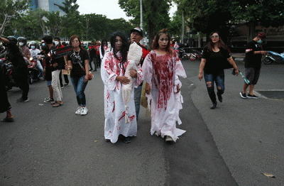 Aksi sekumpulan orang berkostum hantu yang tergabung dalam komunitas Semarangker membagi-bagikan takjil kepada pengguna jalan.