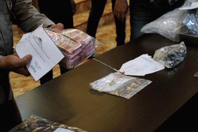 Polrestabes Makassar merilis sejumlah barang bukti dan tersangka kasus pembunuhan pegawai Dinas Perhubungan Kota Makassar, Najamuddin Sewang.