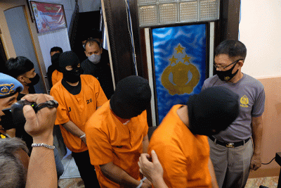 Polrestabes Makassar merilis sejumlah barang bukti dan tersangka kasus pembunuhan pegawai Dinas Perhubungan Kota Makassar, Najamuddin Sewang.