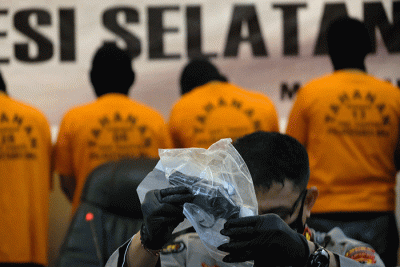 Polrestabes Makassar merilis sejumlah barang bukti dan tersangka kasus pembunuhan pegawai Dinas Perhubungan Kota Makassar, Najamuddin Sewang.