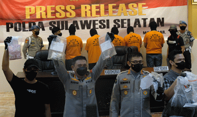 Polrestabes Makassar merilis sejumlah barang bukti dan tersangka kasus pembunuhan pegawai Dinas Perhubungan Kota Makassar, Najamuddin Sewang.