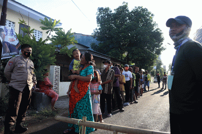 Sejumlah Warga antre saat pembagian sedekah dari pengusaha Ambo Rukka di Jalan Mairo, Makassar, Sabtu (16/4/2022).