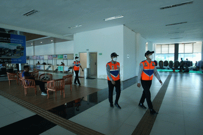 Suasana aktivitas petugas dan penumpang di Terminal Mangkang, Semarang, Jawa Tengah, Senin (18/4/2022).