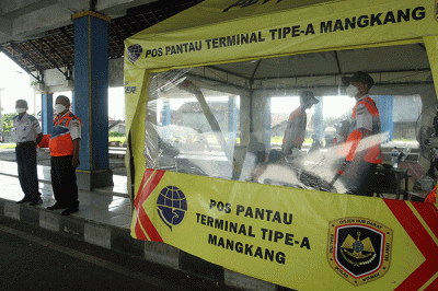 Suasana aktivitas petugas dan penumpang di Terminal Mangkang, Semarang, Jawa Tengah, Senin (18/4/2022).