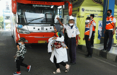 Suasana aktivitas petugas dan penumpang di Terminal Mangkang, Semarang, Jawa Tengah, Senin (18/4/2022).