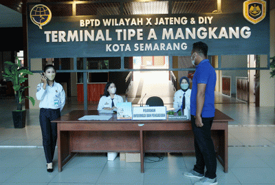 Suasana aktivitas petugas dan penumpang di Terminal Mangkang, Semarang, Jawa Tengah, Senin (18/4/2022).