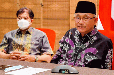 Ketua Umum DPP LDII KH Chriswanto Santoso saat berdiskusi dengan wartawan mengenai Berdemokrasi di tahun politik di Jakarta, Senin, (18/4/2022).