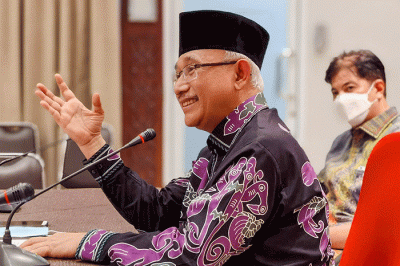 Ketua Umum DPP LDII KH Chriswanto Santoso saat berdiskusi dengan wartawan mengenai Berdemokrasi di tahun politik di Jakarta, Senin, (18/4/2022).