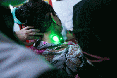 Petugas menghapus tinta tato dengan menggunakan laser saat kegiatan hapus tato gratis di Kantor Sekretariat DPP Forum Ulama Habaib (Fuhab), Jakarta Selatan.