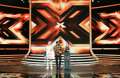 Menparekraf Sandiaga Uno saat memberikan hadiah untuk pemenang X Factor Indonesia di Studio RCTI+, Kebon Jeruk, Jakarta Barat, Senin (18/4/2022).