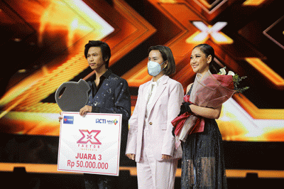 VP Head of Marketing Branding Communication Lazada Indonesia, Irene Inonu saat memberikan hadiah untuk juara ketiga X Factor Indonesia di Studio RCTI+.