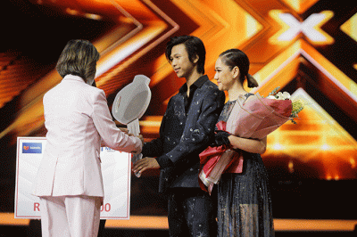 VP Head of Marketing Branding Communication Lazada Indonesia, Irene Inonu saat memberikan hadiah untuk juara ketiga X Factor Indonesia di Studio RCTI+.