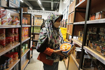 Warga memilih kue kering di Pasar Mayestik, Jakarta Selatan, Selasa (18/4/2022).
