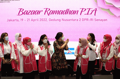 Ketua DPR RI Puan Maharani bersama Ketua Panitia bazar PIA membuka Bazar Ramadhan Persatuan Istri Anggota (PIA) di Lobby Nusantara III.