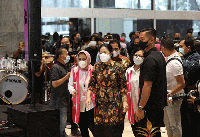 Ketua DPR RI Puan Maharani bersama Ketua Panitia bazar PIA membuka Bazar Ramadhan Persatuan Istri Anggota (PIA) di Lobby Nusantara III.