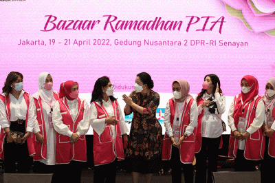 Ketua DPR RI Puan Maharani bersama Ketua Panitia bazar PIA membuka Bazar Ramadhan Persatuan Istri Anggota (PIA) di Lobby Nusantara III.