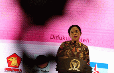 Ketua DPR RI Puan Maharani bersama Ketua Panitia bazar PIA membuka Bazar Ramadhan Persatuan Istri Anggota (PIA) di Lobby Nusantara III.