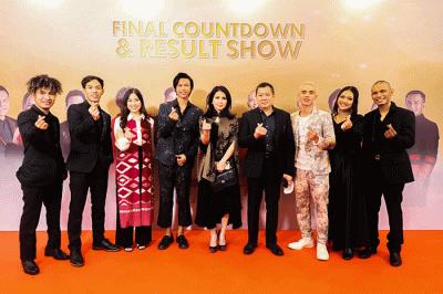 Wamenparekraf Angela Tanoesoedibjo saat memberikan hadiah untuk Juara kedua X Factor Indonesia di Studio RCTI+, Kebon Jeruk, Jakarta Barat, Senin (18/4/2022).