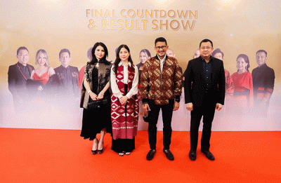 Wamenparekraf Angela Tanoesoedibjo saat memberikan hadiah untuk Juara kedua X Factor Indonesia di Studio RCTI+, Kebon Jeruk, Jakarta Barat, Senin (18/4/2022).