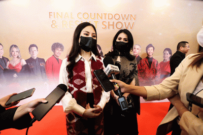 Wamenparekraf Angela Tanoesoedibjo saat memberikan hadiah untuk Juara kedua X Factor Indonesia di Studio RCTI+, Kebon Jeruk, Jakarta Barat, Senin (18/4/2022).