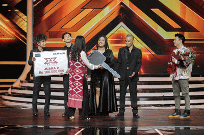 Wamenparekraf Angela Tanoesoedibjo saat memberikan hadiah untuk Juara kedua X Factor Indonesia di Studio RCTI+, Kebon Jeruk, Jakarta Barat, Senin (18/4/2022).