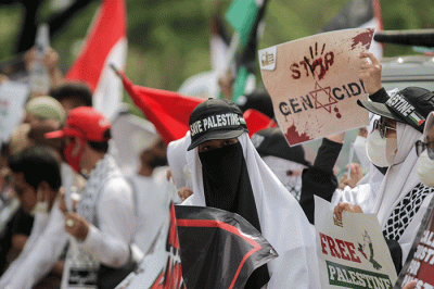 Sejumlah massa melakukan aksi bela Palestina di depan Kedutaan Besar Amerika Serikat, Jakarta Pusat, Rabu (20/4/2022).