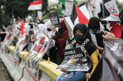 Sejumlah massa melakukan aksi bela Palestina di depan Kedutaan Besar Amerika Serikat, Jakarta Pusat, Rabu (20/4/2022).