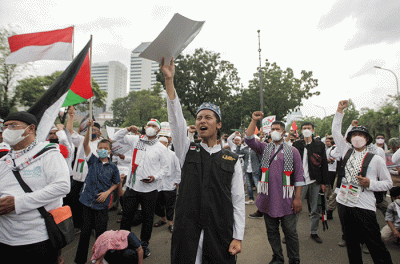 Sejumlah massa melakukan aksi bela Palestina di depan Kedutaan Besar Amerika Serikat, Jakarta Pusat, Rabu (20/4/2022).