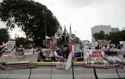 Sejumlah massa melakukan aksi bela Palestina di depan Kedutaan Besar Amerika Serikat, Jakarta Pusat, Rabu (20/4/2022).