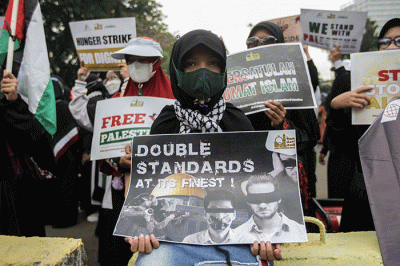 Sejumlah massa melakukan aksi bela Palestina di depan Kedutaan Besar Amerika Serikat, Jakarta Pusat, Rabu (20/4/2022).