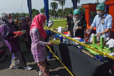 321 loyang Bolu Kojo yang dibuat anggota Badan Kerjasama Organisasi Wanita (BKOW) Sumsel yang diletakan pada miniatur Jembatan Ampera.