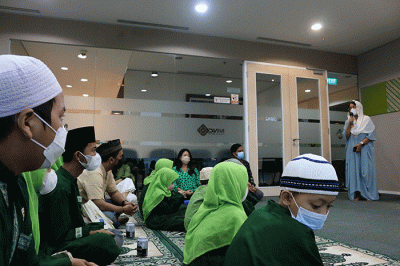 Direktur Utama MNC Sekuritas Susy Meiliana menyerahkan santunan CSR Ramadhan kepada salah satu perwakilan pembina yayasan panti asuhan Nurul Iman Jafariah.