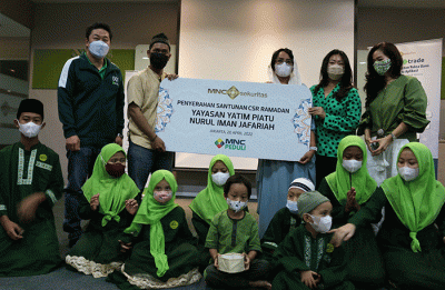 Direktur Utama MNC Sekuritas Susy Meiliana menyerahkan santunan CSR Ramadhan kepada salah satu perwakilan pembina yayasan panti asuhan Nurul Iman Jafariah.