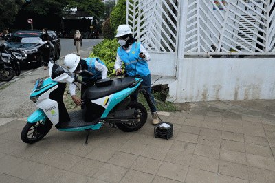 Seorang pegawai wanita PLN sedang mengecek gardu distribusi listrik di Jalan M.H Thamrin, Jakarta, Rabu (20/4/2022).