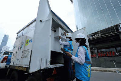 Seorang pegawai wanita PLN sedang mengecek gardu distribusi listrik di Jalan M.H Thamrin, Jakarta, Rabu (20/4/2022).