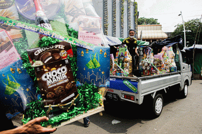 Aktivitas pedagang parsel di Pasar Kembang Cikini, Jakarta Pusat, Rabu (20/4/2022).