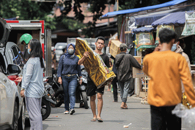 Aktivitas pedagang parsel di Pasar Kembang Cikini, Jakarta Pusat, Rabu (20/4/2022).