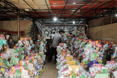 Aktivitas pedagang parsel di Pasar Kembang Cikini, Jakarta Pusat, Rabu (20/4/2022).