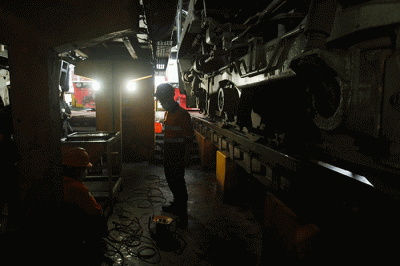 Petugas melakukan perawatan loko di Depo Lokomotif Semarang Poncol, Kota Semarang, Jawa Tengah, Rabu (20/4/2022).