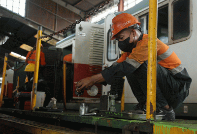 Petugas melakukan perawatan loko di Depo Lokomotif Semarang Poncol, Kota Semarang, Jawa Tengah, Rabu (20/4/2022).