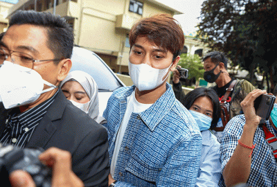 Rizky Billar dan Lesti Kejora tiba untuk menjalani pemeriksaan di Bareakrim Polri, Jakarta Selatan, Rabu (20/4/2022).