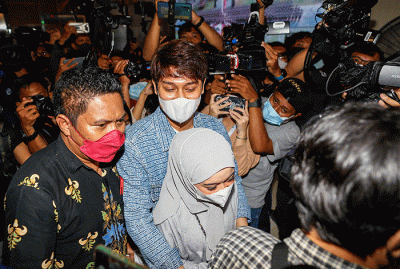 Rizky Billar dan Lesti Kejora tiba untuk menjalani pemeriksaan di Bareakrim Polri, Jakarta Selatan, Rabu (20/4/2022).