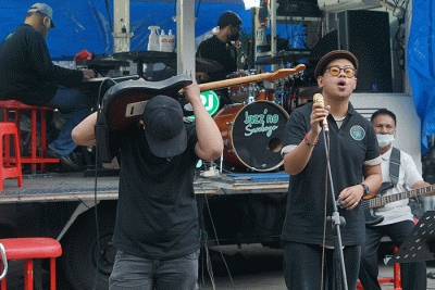 Aksi musik jazz Surabaya tampil menghibur di atas panggung mobil Caravan di kawasan Titik Nol Kota Semarang, Jawa Tengah, Selasa (19/4/2022).