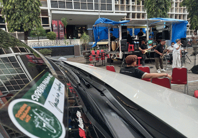 Aksi musik jazz Surabaya tampil menghibur di atas panggung mobil Caravan di kawasan Titik Nol Kota Semarang, Jawa Tengah, Selasa (19/4/2022).