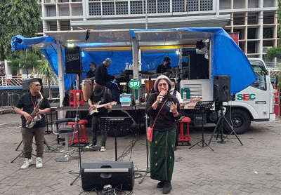 Aksi musik jazz Surabaya tampil menghibur di atas panggung mobil Caravan di kawasan Titik Nol Kota Semarang, Jawa Tengah, Selasa (19/4/2022).