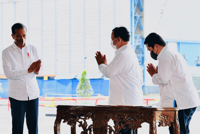 Menteri BUMN Erick Thohir menyambut positif peluncuran holding BUMN industri pertahanan atau Defend ID oleh Presiden Joko Widodo di Jawa Timur.